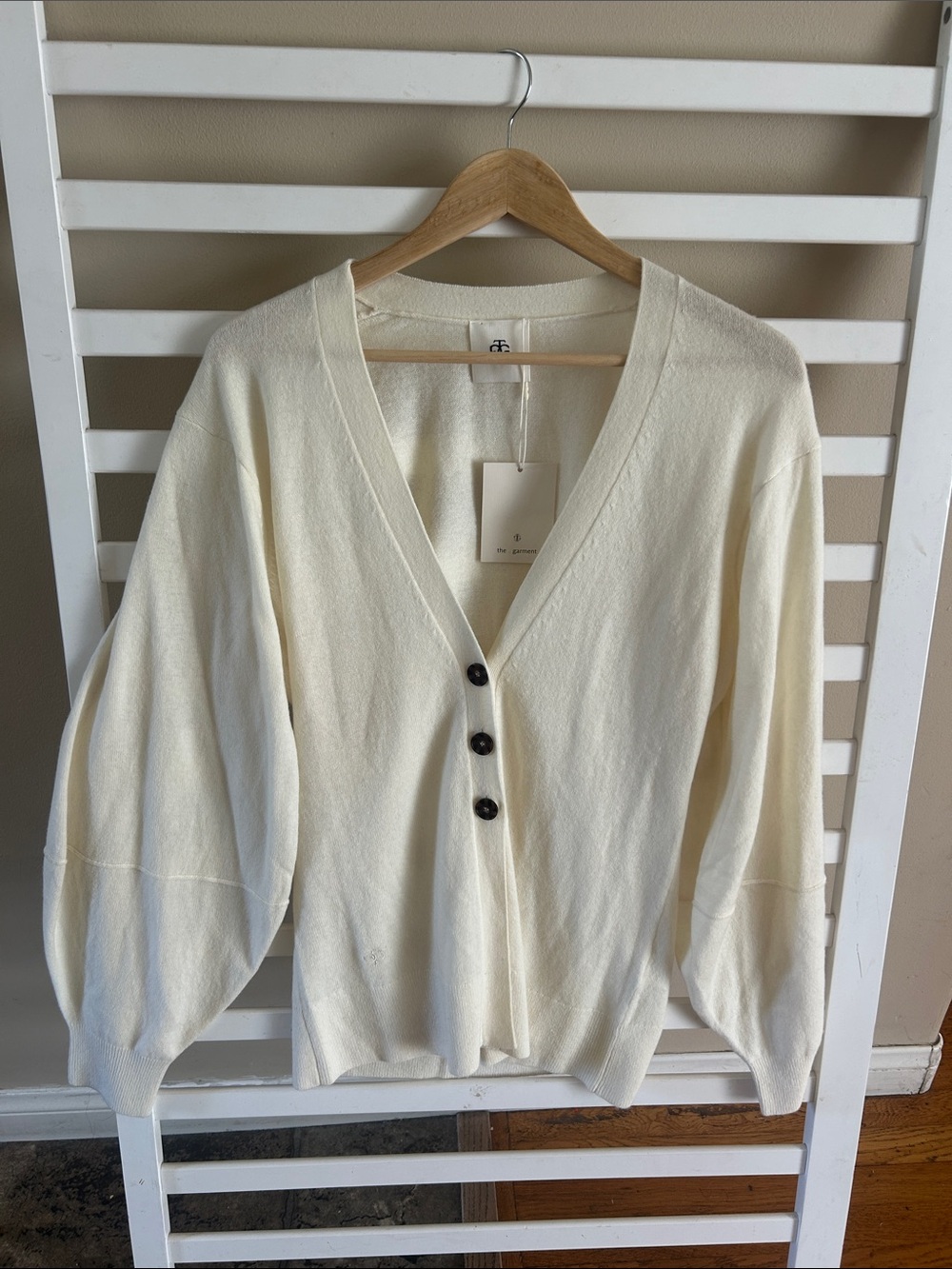 NWT The Garment Como Cream V-Neck Button Women's Knitwear Cardigan Size 8